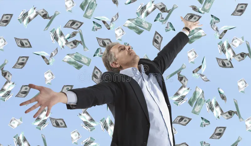homme d affaires se tenant sous la pluie de l argent 65156537