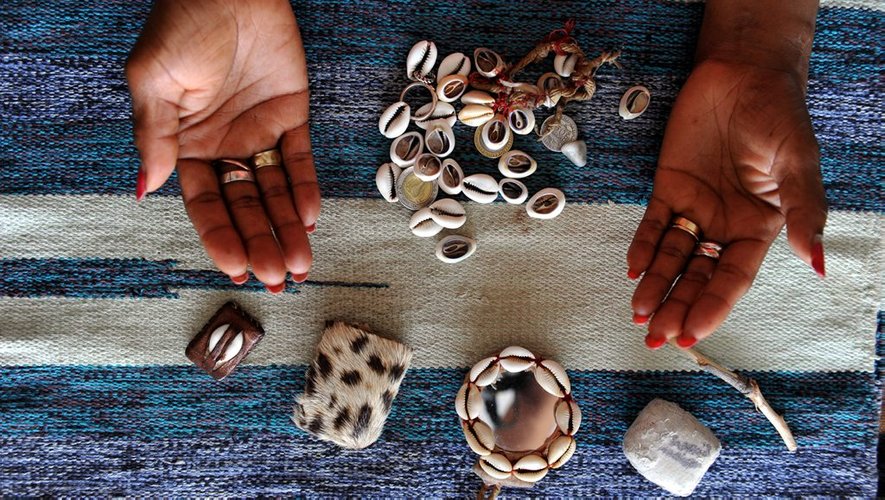 Voyance gratuite en ligne avec le marabout Medium Minhou. Obtenez des réponses claires à vos doutes amoureux, spirituels ou professionnels. Voyance gratuite en ligne avec le marabout Medium Minhou. Obtenez des réponses claires à vos doutes amoureux, spirituels ou professionnels.